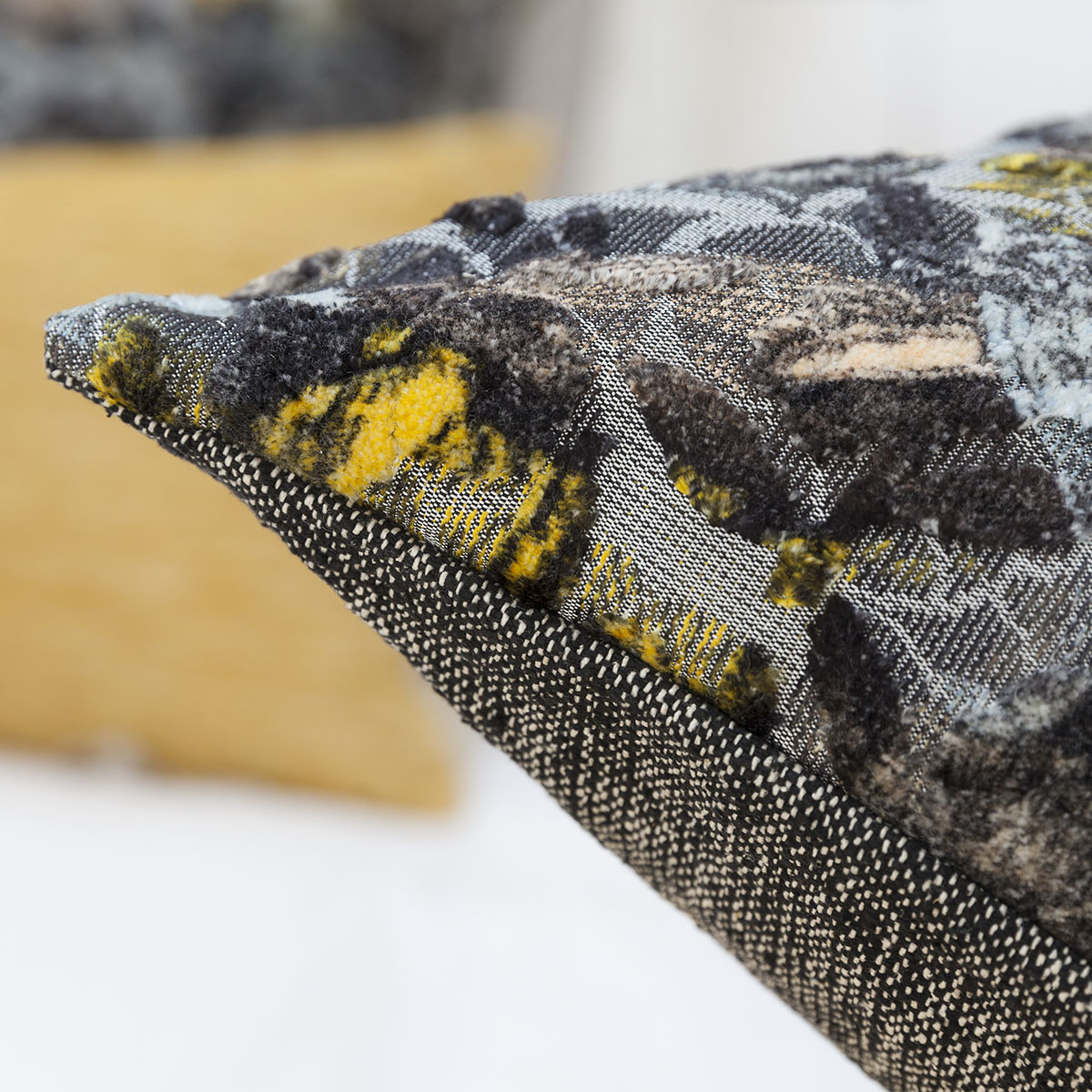 Mrs.Me Sierkussen Tiger Velours Multiblack 45 x 60 cm