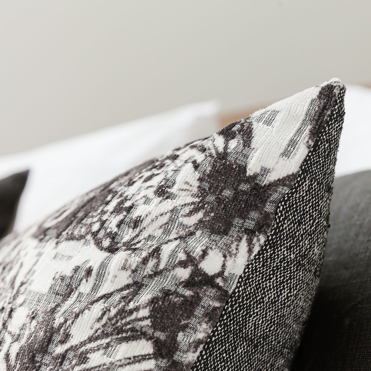 Mrs.Me Sierkussen Daisy Velours White Black 45 x 60 cm