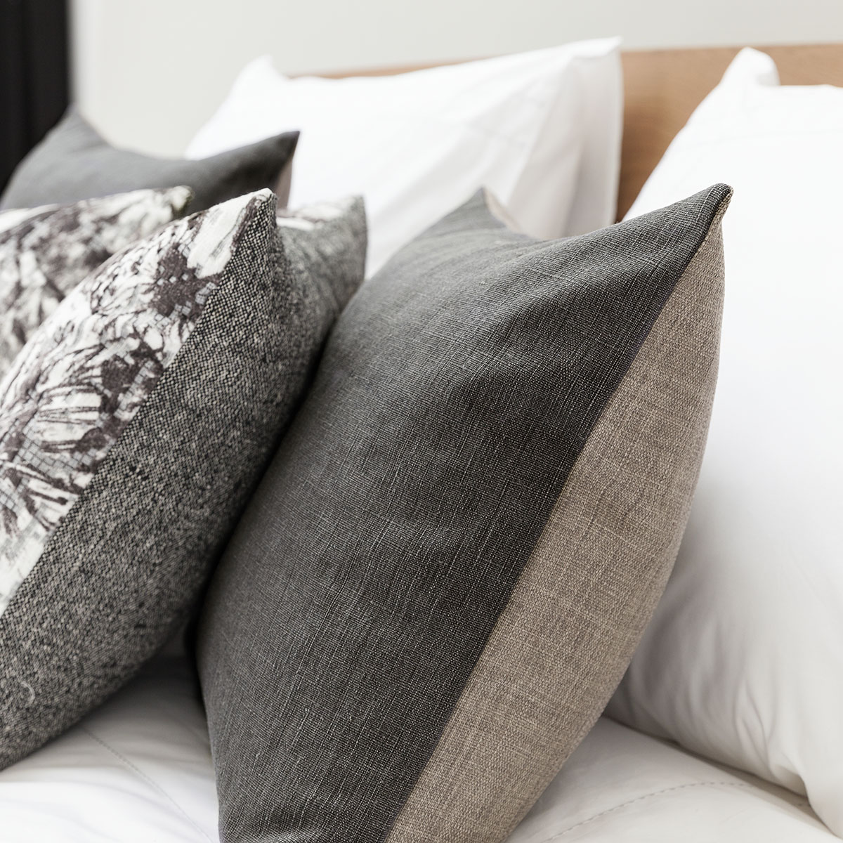 Mrs.Me Sierkussen Cosmos Linnen Ebony 45 x 60 cm