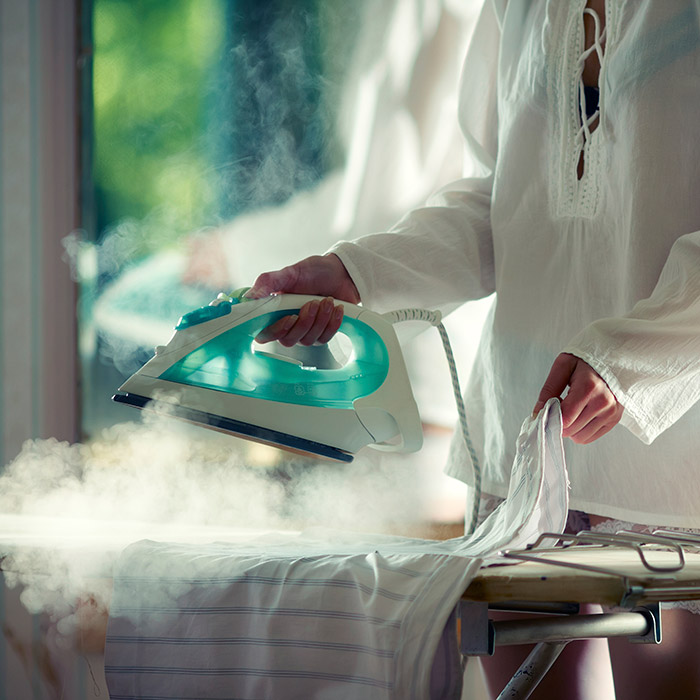 Beddengoed strijken in sexy lingerie