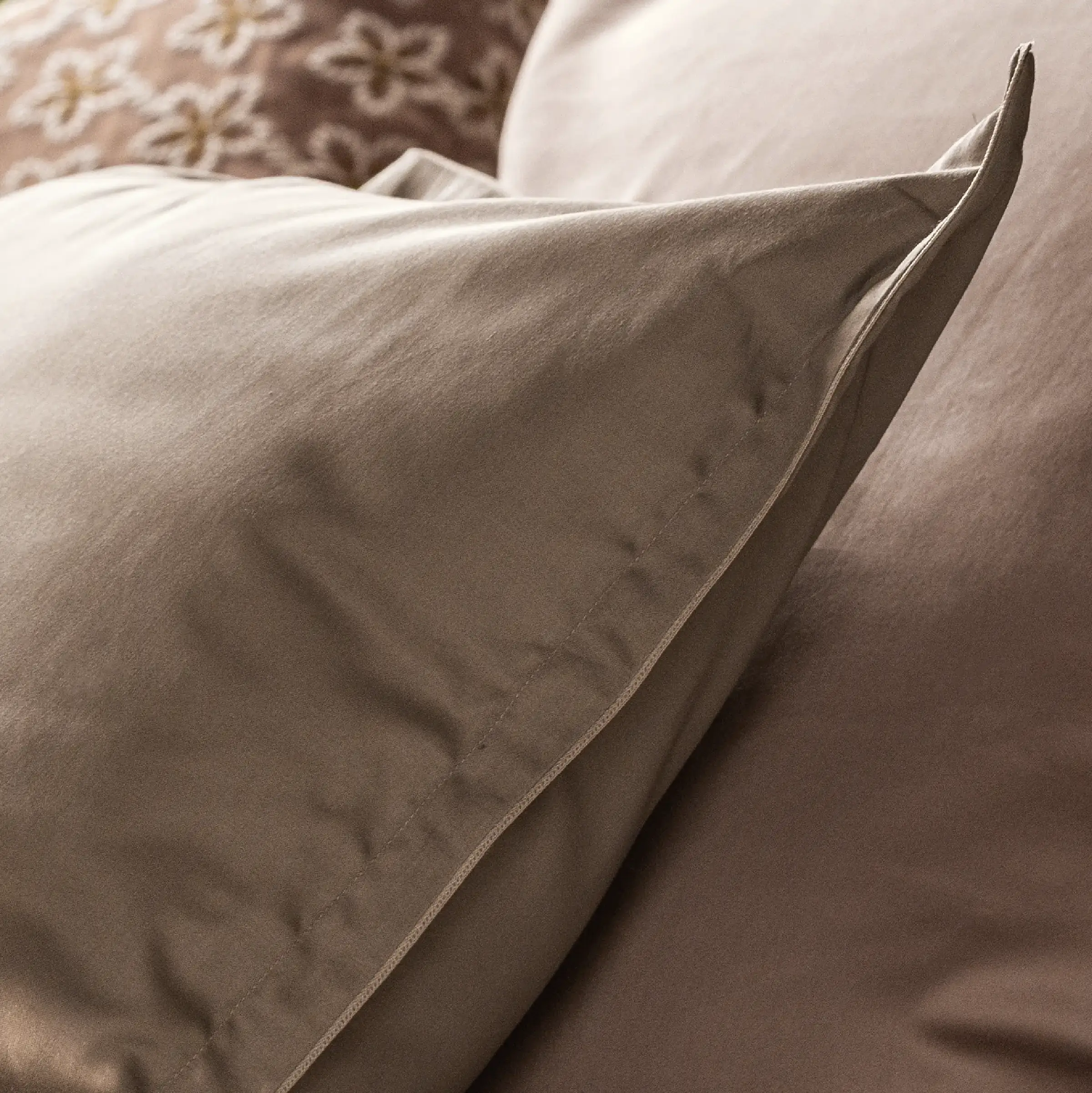 Alexandre Turpault Kussensloop Teophile Organic Satijn 300TC Deer Brown