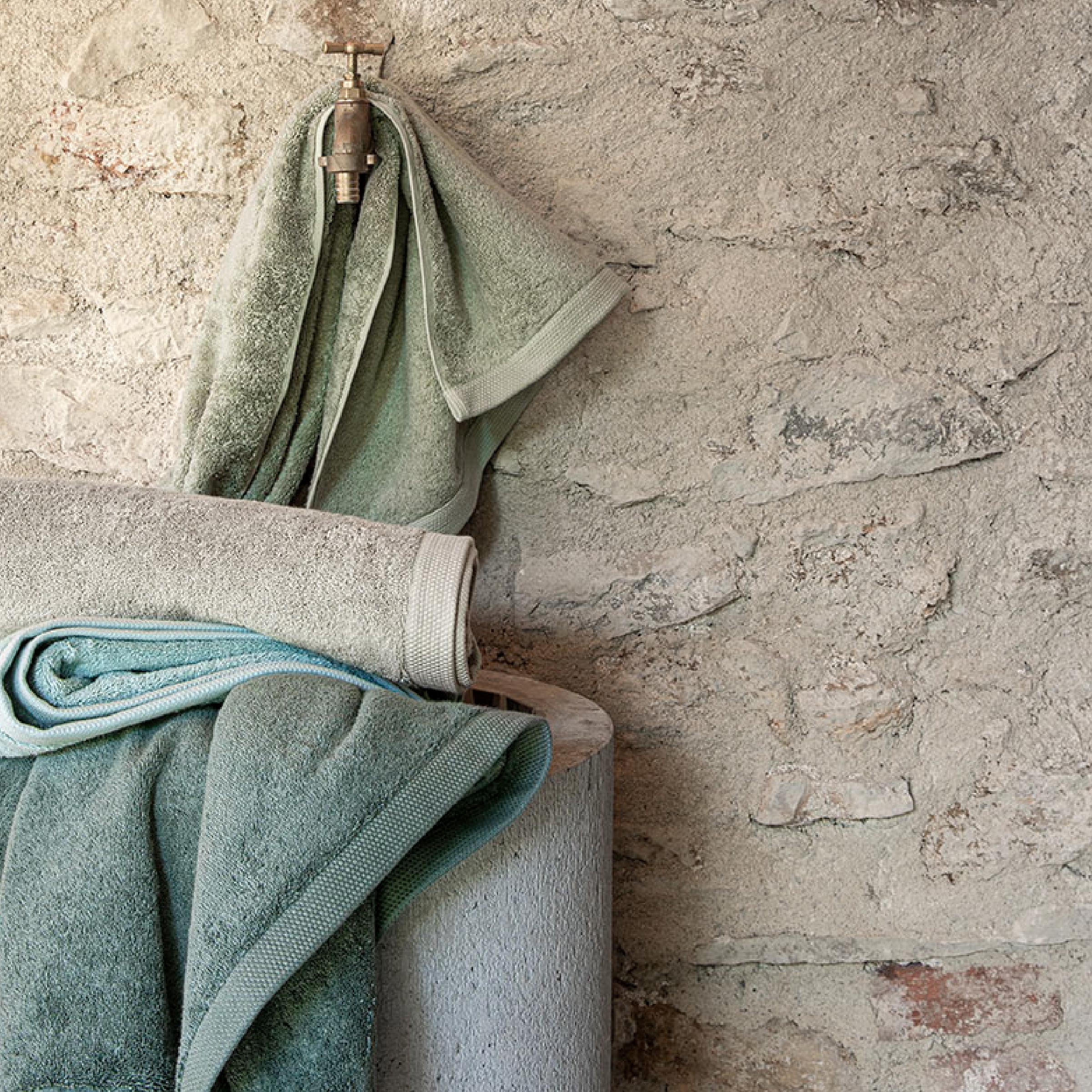 Alexandre Turpault Douchelaken Essentiel Organic Katoen 650 gr/m2 Eucalyptus 70 x 140 cm