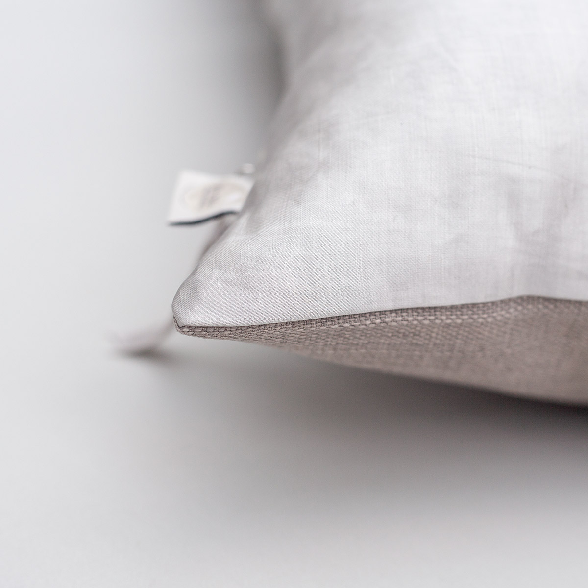 Mrs.Me Sierkussen Noble Linnen Viscose Silver Green 30 x 60 cm