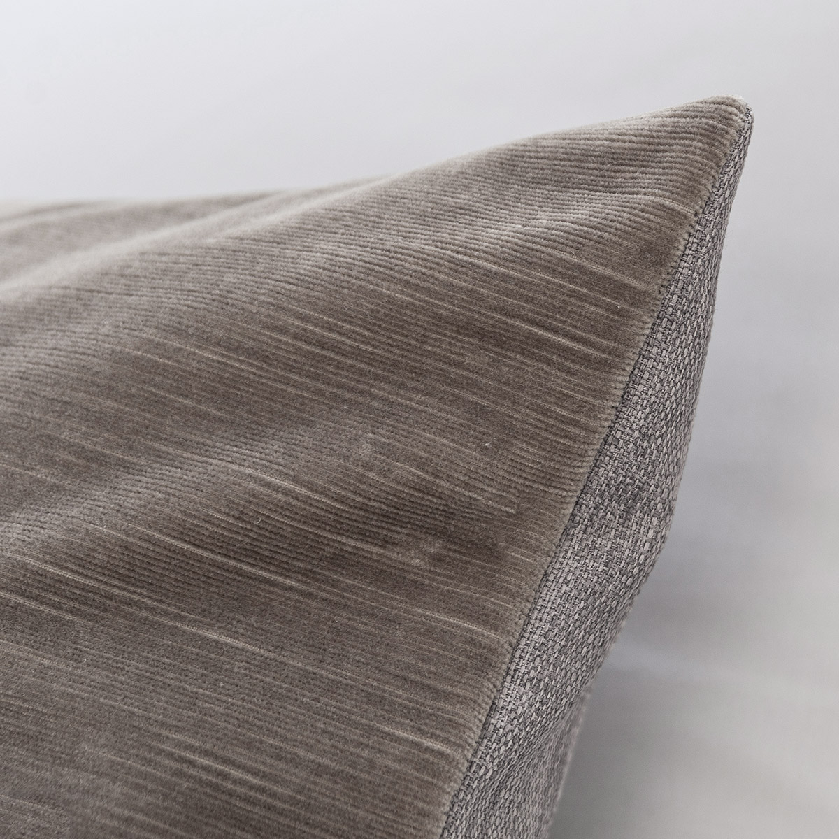 Mrs.Me Sierkussen Hero Velours Taupe 45 x 60 cm