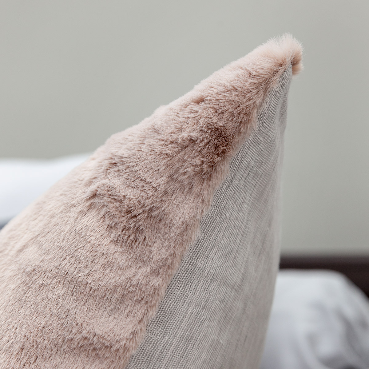 Mrs.Me Sierkussen Caprice Imitatiebont Soft Pink 45 x 60 cm