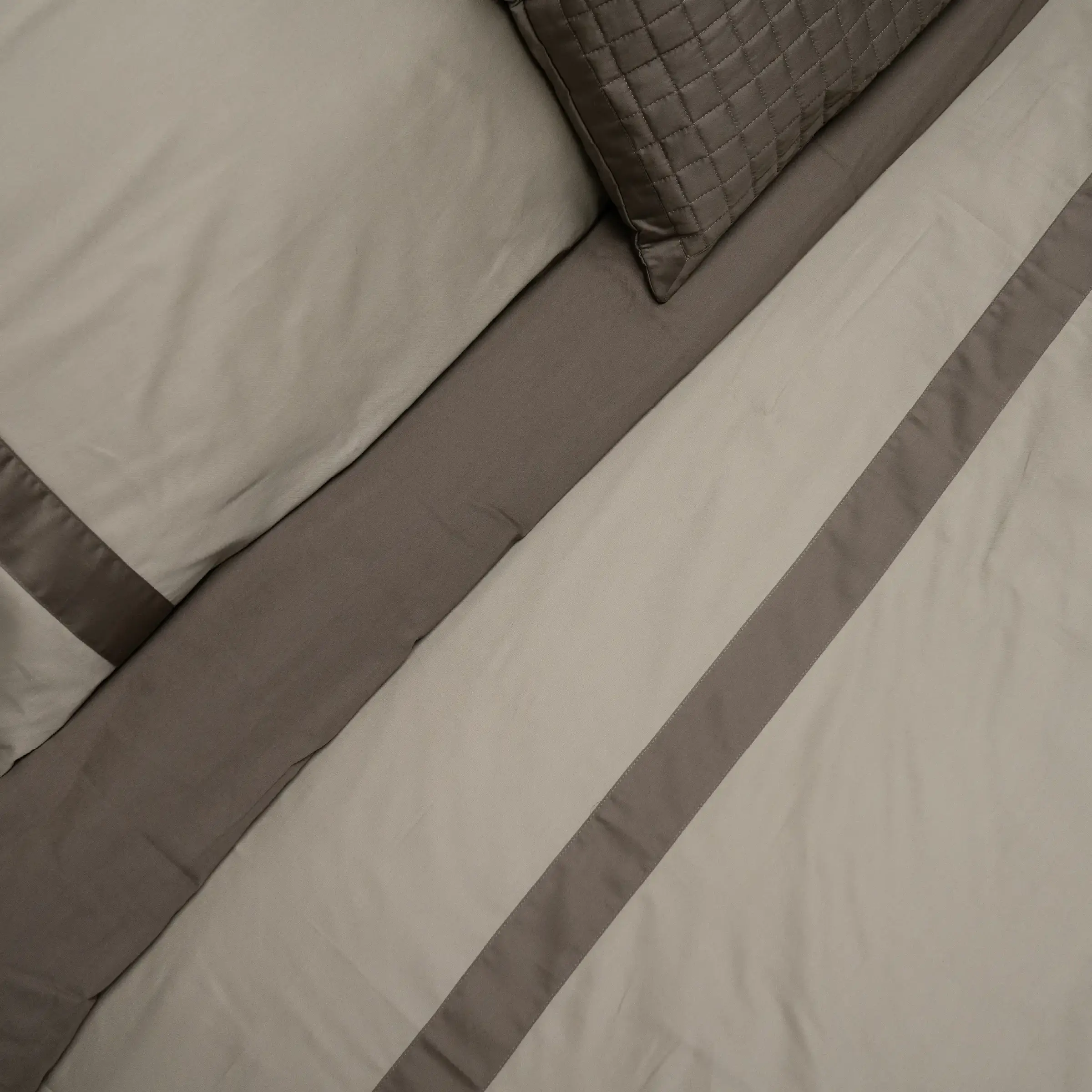 Dommelin Dekbedovertrekset Listra Satijn 300TC Olijf - Leem