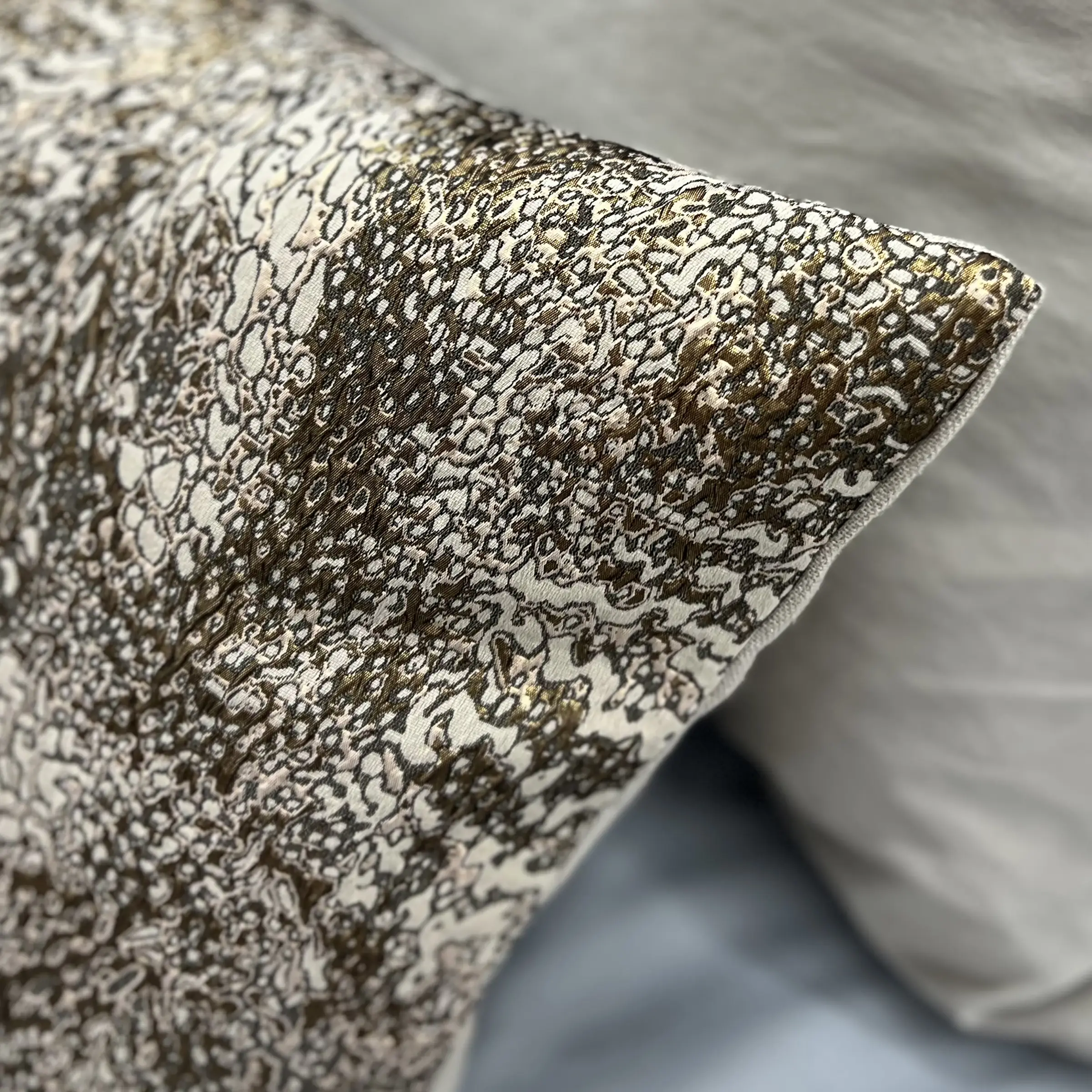 Mrs.Me Sierkussen Muse Polykatoen - metaal Brons 30 x 60 cm