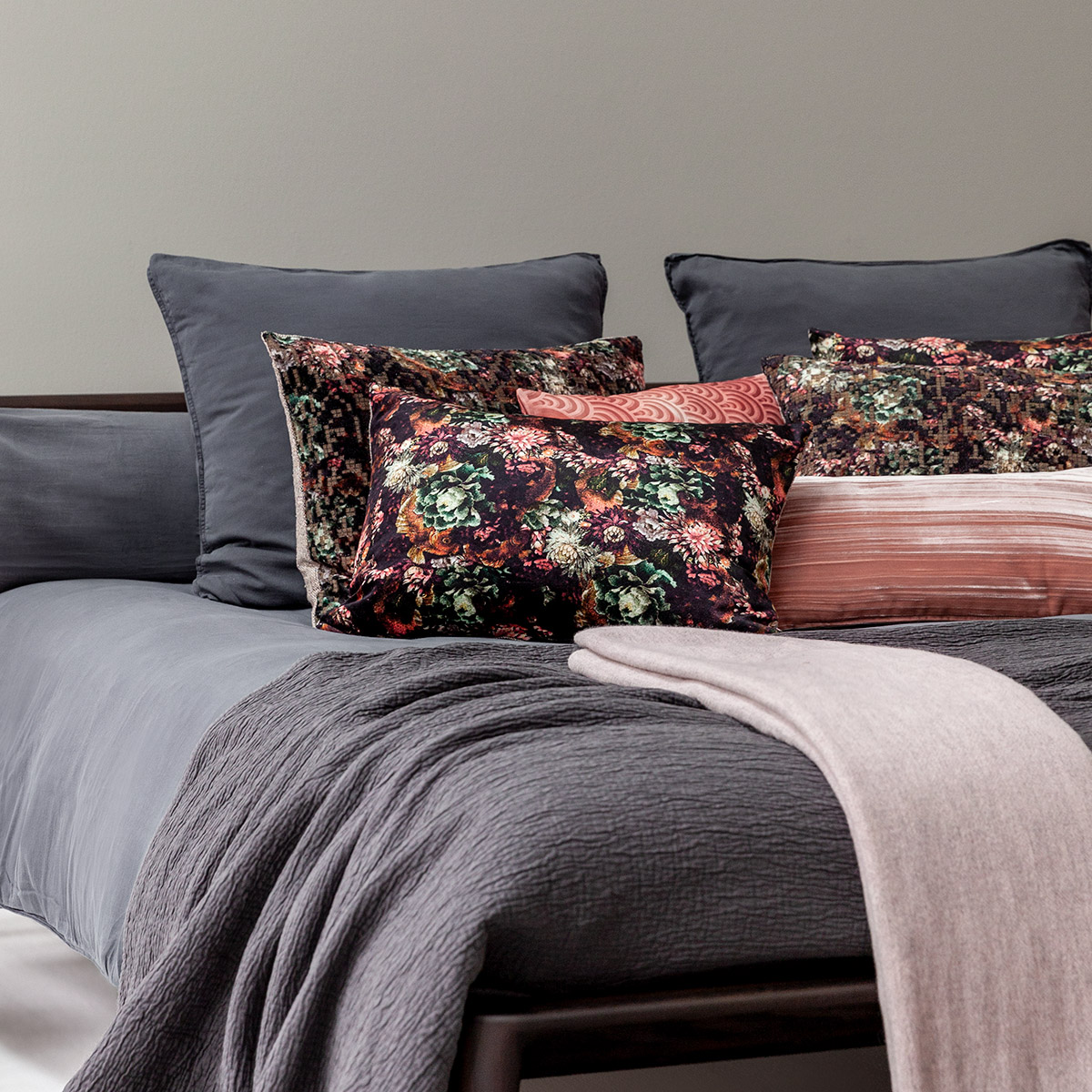 Mrs.Me Sierkussen Lily Velours Multiblack 45 x 60 cm