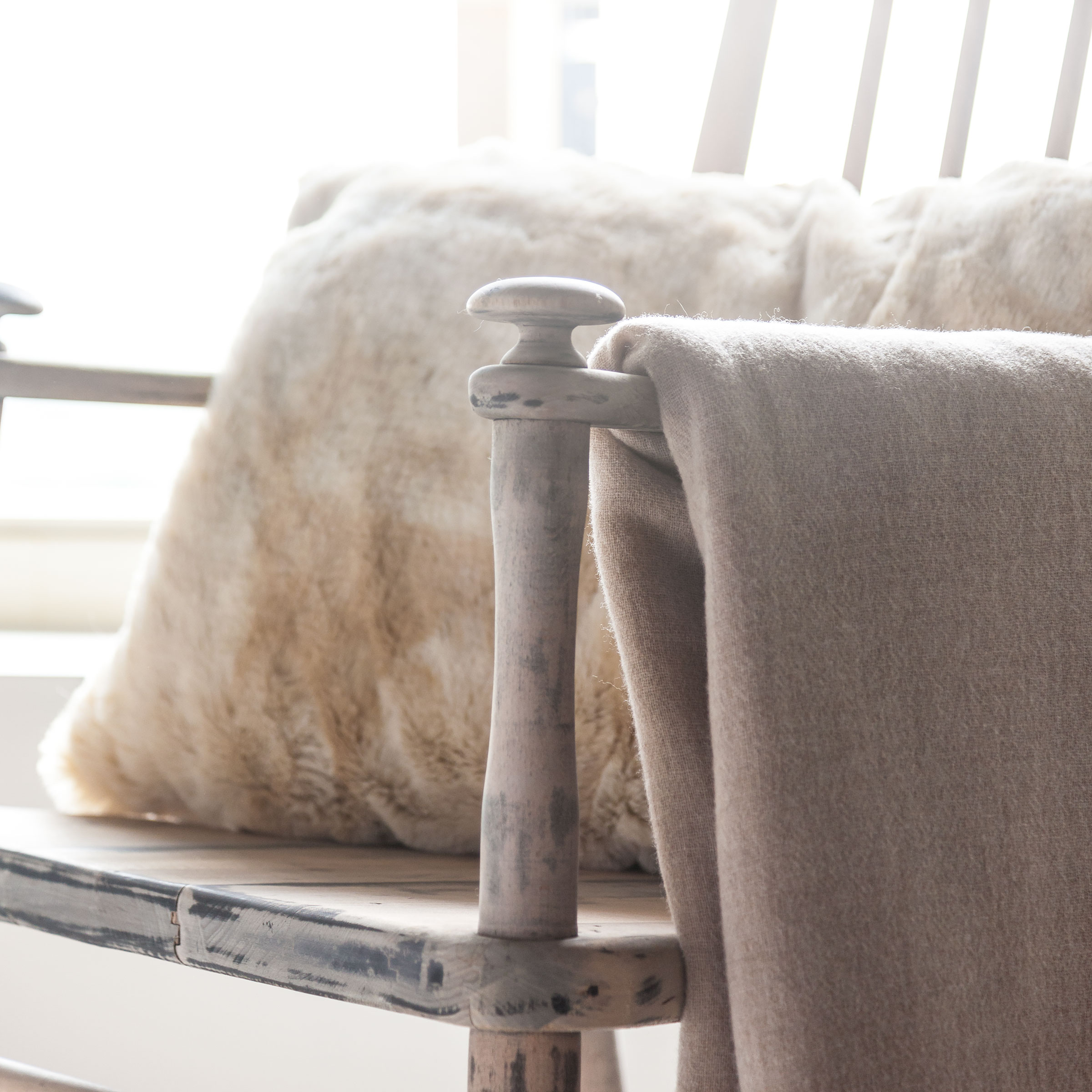 Mrs.Me Sierkussen Mellow Imitatiebont Blonde 45 x 60 cm